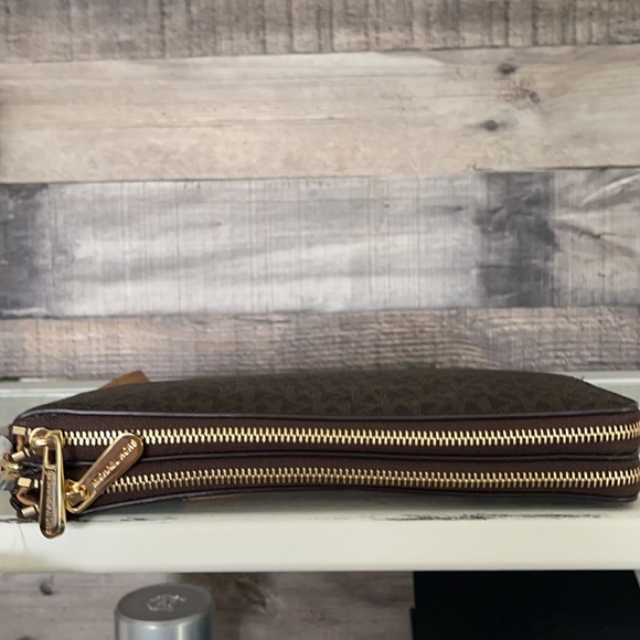 ❤️NWT!!!❤️ MICHAEL Kors Large double zip wristlet. - Picture 4 of 11